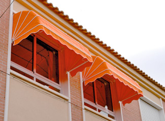 Toldos y Pergolas. Fabricaci&oacute;n, montaje e instalaci&oacute;n de toldos de capota en Madrid y Toledo.